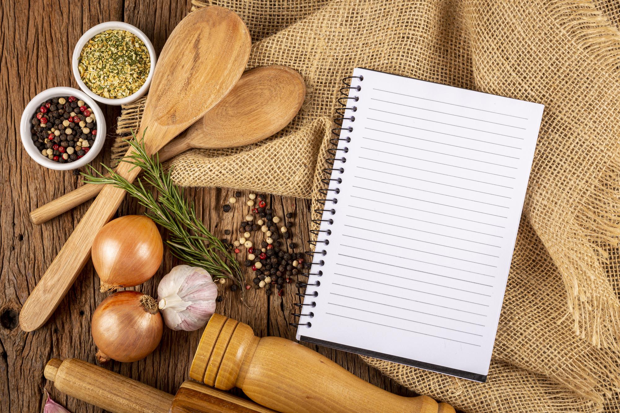 Kompaktiška stotelė su ingredientais ir užrašais